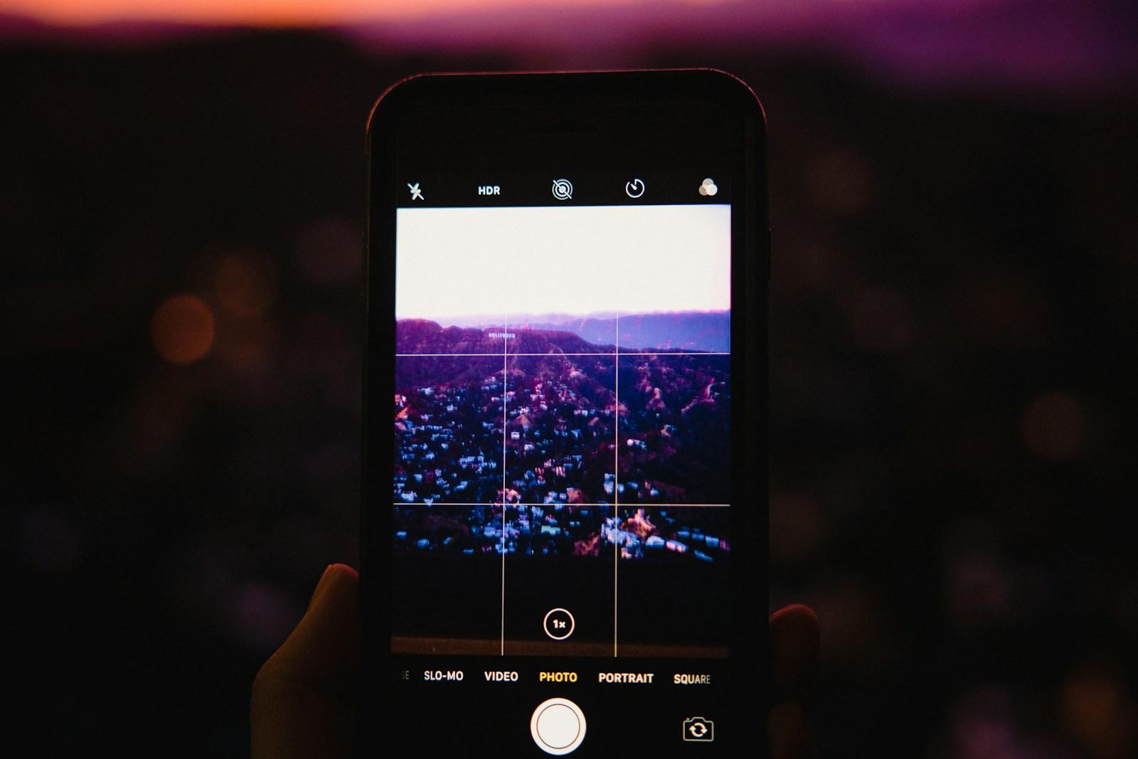 街中でスマートフォンの地図を確認するユーザー